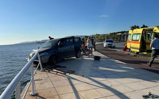 Αλεξανδρούπολη: Αυτοκίνητο έπεσε σε παγκάκι και έριξε γυναίκα στη θάλασσα