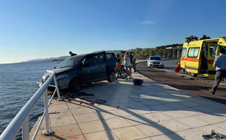 Γυναίκα έπεσε στη θάλασσα όταν αυτοκίνητο χτύπησε το παγκάκι που καθόταν