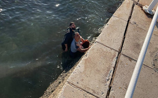 Γυναίκα έπεσε στη θάλασσα όταν αυτοκίνητο χτύπησε το παγκάκι που καθόταν