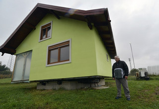 Βόσνιος κατασκεύασε περιστρεφόμενο σπίτι ως ένδειξη αγάπης για τη σύζυγό του