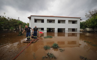 Μάχη με τις πλημμύρες στην Εύβοια δίνουν οι πυροσβέστες