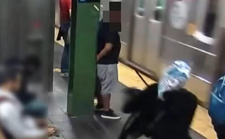 Τρομακτικό βίντεο: Γυναίκα σπρώχνει 42χρονη πάνω στο βαγόνι του μετρό που μόλις ερχόταν