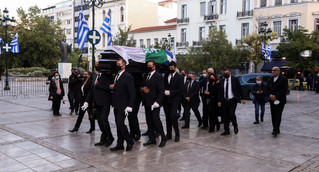 Φώφη Γεννηματά: Έφτασε η σορός στη Μητρόπολη &#8211; Σκεπασμένο με τη σημαία του ΠΑΣΟΚ, του ΚΙΝΑΛ και της Ελλάδας το φέρετρο
