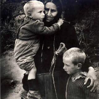 Γυναίκα της αγκαλιά με τα παιδιά της 