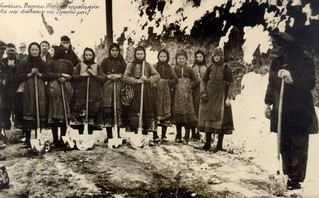 Γυναίκες στη Βόρεια Ήπειρο εργάζονται για τη διάνοιξη δρόμων προκειμένου να περάσει ο ελληνικός στρατός