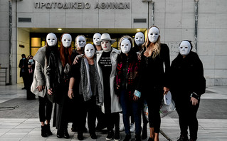 Γυναίκες με μάσκες στη δίκη για την επίθεση με βιτριόλι