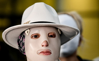 Γυναίκες με μάσκες στη δίκη για την επίθεση με βιτριόλι