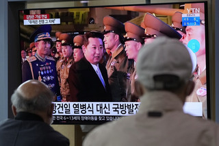 Στρατιώτης με κολλητή μπλε στολή πόζαρε σε φωτό με τον Κιμ Γιονγκ Ουν και προκάλεσε την ειρωνεία στα social media