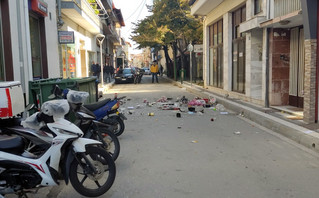 Αντικείμενα που πετούσε στο δρόμο η γυναίκα στην Πτολεμαΐδα Αντικείμενα που πετούσε στο δρόμο η γυναίκα στην Πτολεμαΐδα