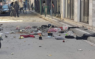 Χαμός στην Πτολεμαΐδα: Γυναίκα πετούσε αντικείμενα από το μπαλκόνι της