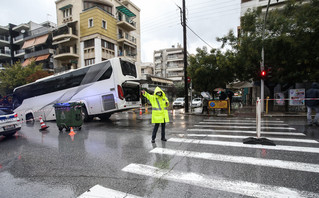 Άνοιξε η γη και έπεσε μέσα το λεωφορείο