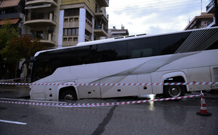 Άνοιξε η γη και έπεσε μέσα το λεωφορείο