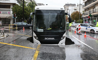 Άνοιξε η γη και έπεσε μέσα το λεωφορείο