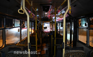 Κακοκαιρία Μπάλλος: Απομάκρυνση του λεωφορείου που βυθίστηκε στη λεωφόρο Ποσειδώνος