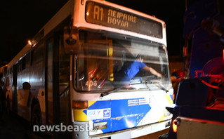 Κακοκαιρία Μπάλλος: Απομάκρυνση του λεωφορείου που βυθίστηκε στη λεωφόρο Ποσειδώνος