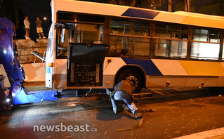 Κακοκαιρία Μπάλλος: Απομάκρυνση του λεωφορείου που βυθίστηκε στη λεωφόρο Ποσειδώνος