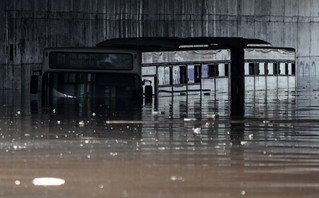 Κακοκαιρία Μπάλλος: Απίστευτη εικόνα στην Ποσειδώνος &#8211; Λεωφορείο καλύφθηκε σχεδόν ολόκληρο από το νερό