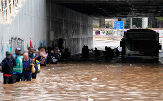 Λεωφορείο μέσα στο νερό στην Ποσειδώνος Λεωφορείο μέσα στο νερό στην Ποσειδώνος