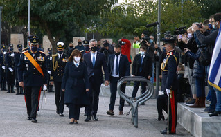 Στην τελετή έπαρσης της σημαίας στον Λευκό Πύργο η Σακελλαροπούλου