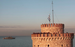 Στην τελετή έπαρσης της σημαίας στον Λευκό Πύργο η Σακελλαροπούλου Στην τελετή έπαρσης της σημαίας στον Λευκό Πύργο η Σακελλαροπούλου