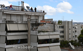 Έπεσε μπαλκόνι πολυκατοικίας στο Χαλάνδρι