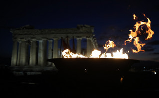 ΤΕΛΕΤΗ ΑΦΗΣ ΤΗΣ ΦΛΟΓΑΣ ΣΤΗΝ ΑΚΡΟΠΟΛΗ ΓΙΑ ΤΟΥΣ ΧΕΙΜΕΡΙΝΟΥΣ ΟΛΥΜΠΙΑΚΟΥΣ ΑΓΩΝΕΣ ΤΟΥ ΠΕΚΙΝΟΥ