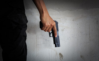 ΗΠΑ: Νέα απόφαση Ομοσπονδιακού Δικαστηρίου στο Τέξας επιτρέπει στους νέους να αγοράζουν και να φέρουν όπλα