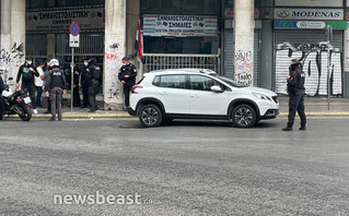 Μηχανή εμβόλισε περιπολικό στο κέντρο της Αθήνας