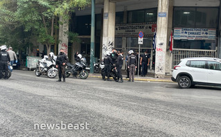 Μηχανή εμβόλισε περιπολικό στο κέντρο της Αθήνας