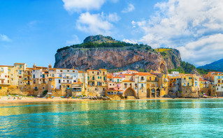 Το χωριό Cefalu στη Σικελία Το χωριό Cefalu στη Σικελία