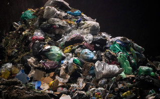 Πλαστικά απορρίμματα: Πόσα κιλά παρήγαγε κάθε Ευρωπαίος το 2019 &#8211; Οι χώρες «πρωταθλήτριες» στην ανακύκλωση