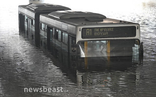 Λεωφορείο κάτω από το νερό στην Ποσειδώνος