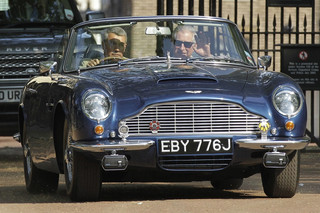 Ο πρίγκιπας Κάρολος λέει ότι η Aston Martin του κινείται με υποπροϊόντα κρασιού και τυριού