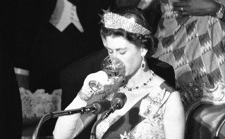 Η βασίλισσα Ελισάβετ με ένα ποτό στο χέρι