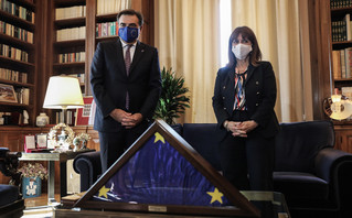 Ο Μαργαρίτης Σχοινάς προσέφερε στην Κατερίνα Σακελλαροπούλου την πρώτη σημαία της ΕΕ που υψώθηκε στην Ακρόπολη