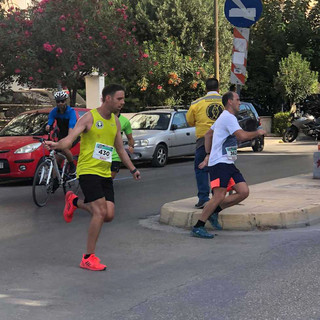 Ο Παναγιώτης Πολύδωρας στον ημιμαραθώνιο με σχοινάκι Ο Παναγιώτης Πολύδωρας στον ημιμαραθώνιο με σχοινάκι