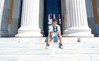 Δημοσθένης Δεσποτίδης: Ο 14χρονος με παγκόσμιο βραβείο ποίησης παρουσιάζει την πρώτη του συλλογή