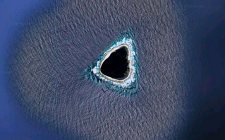 Το μαυρισμένο νησί στο Google Maps που ξεσήκωσε τους χρήστες και θύμισε Lost