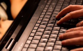 Άνθρωπος παρακολουθεί πορνό στον υπολογιστή Άνθρωπος παρακολουθεί πορνό στον υπολογιστή