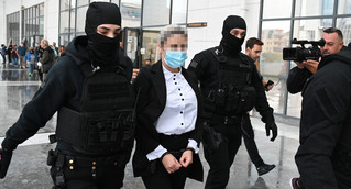 Επίθεση με βιτριόλι: Έφτασε στο δικαστήριο η Έφη Κακαραντζούλα