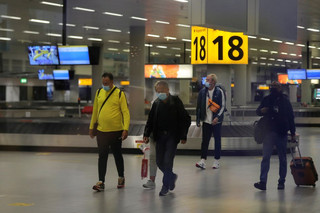 Μετάλλαξη Όμικρον &#8211; Ολλανδία: Εντοπίστηκε σε 13 από τους 61 επιβάτες που είχαν βρεθεί θετικοί στον κορονοϊό