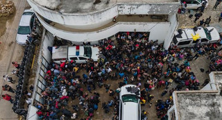 Μεξικό: Περίπου 600 μετανάστες βρέθηκαν στοιβαγμένοι μέσα σε δύο φορτηγά