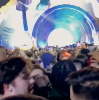 Στιγμές από το φεστιβάλ Astroworld με τον Travis Scott Στιγμές από το φεστιβάλ Astroworld με τον Travis Scott