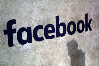 Facebook: Πεδίο μάχης δισεκατομμυριούχων