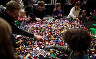 Παιδιά παίζουν με τουβλάκια lego Παιδιά παίζουν με τουβλάκια lego