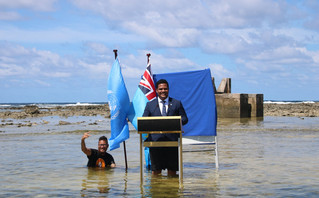 Οι φωτογραφίες του υπουργού με κουστούμι και γραβάτα μέσα στη θάλασσα που κάνουν τον γύρο των social media