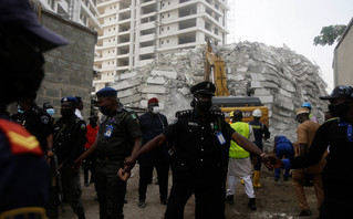 Νιγηρία: Έξι νεκροί και περίπου 100 αγνοούμενοι από κατάρρευση 25όροφου κτιρίου