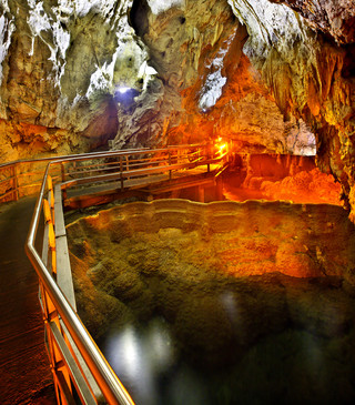 Το Σπήλαιο των Λιμνών στα Καλάβρυτα