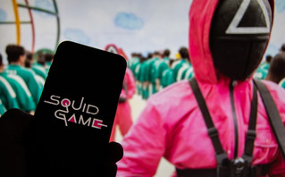 Ένα κινητό με φόντο σκηνή από το Squid Game Ένα κινητό με φόντο σκηνή από το Squid Game