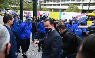 Ο Άδωνις Γεωργιάδης ανάμεσα σε διαδηλωτές για την απεργία στην εστίαση